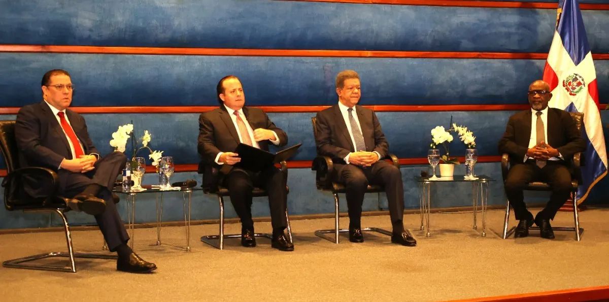 Leonel Fernández recibe la comisión oficial; socializan sobre crisis mundial