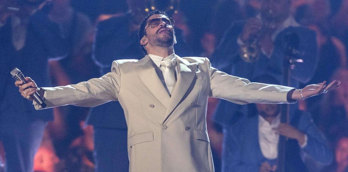 Un grafiti de Bad Bunny en el centro de Barcelona reivindica la paz frente a Trump