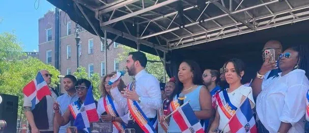 Miles participan en el desfile dominicano del Bonx, N. York