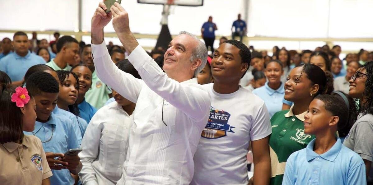 Abinader almuerza con 350 estudiantes y les exhorta a formarse en carreras de ciencias y tecnologías