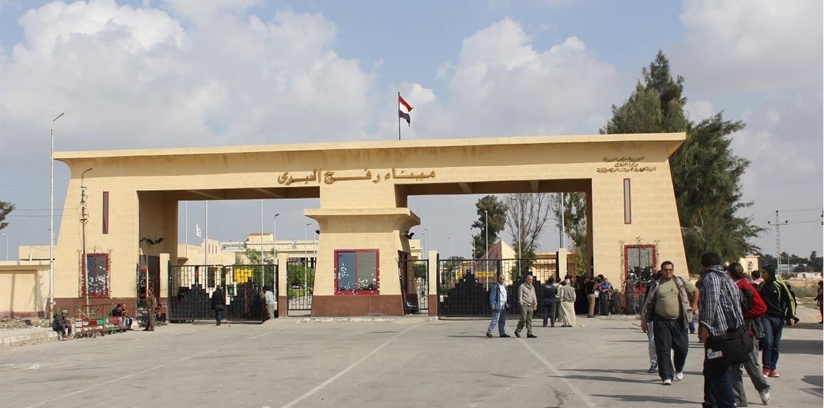 Más de cien camiones de ayuda humanitaria cruzan el paso de Rafah hacia Gaza