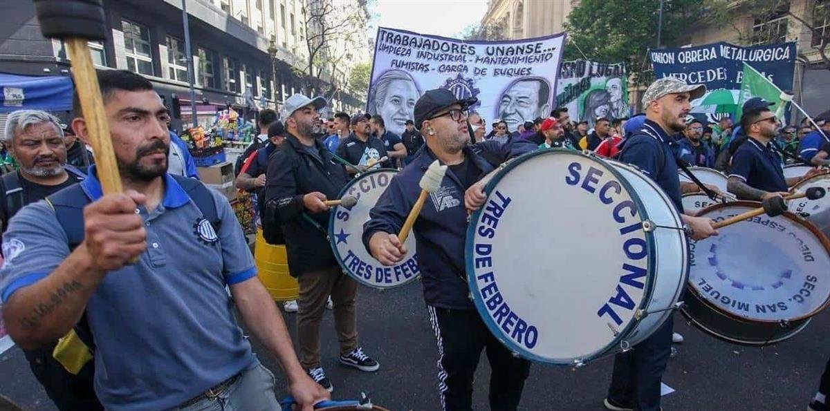 Protesta contra la reforma laboral termina en batalla campal en las calles de Buenos Aires