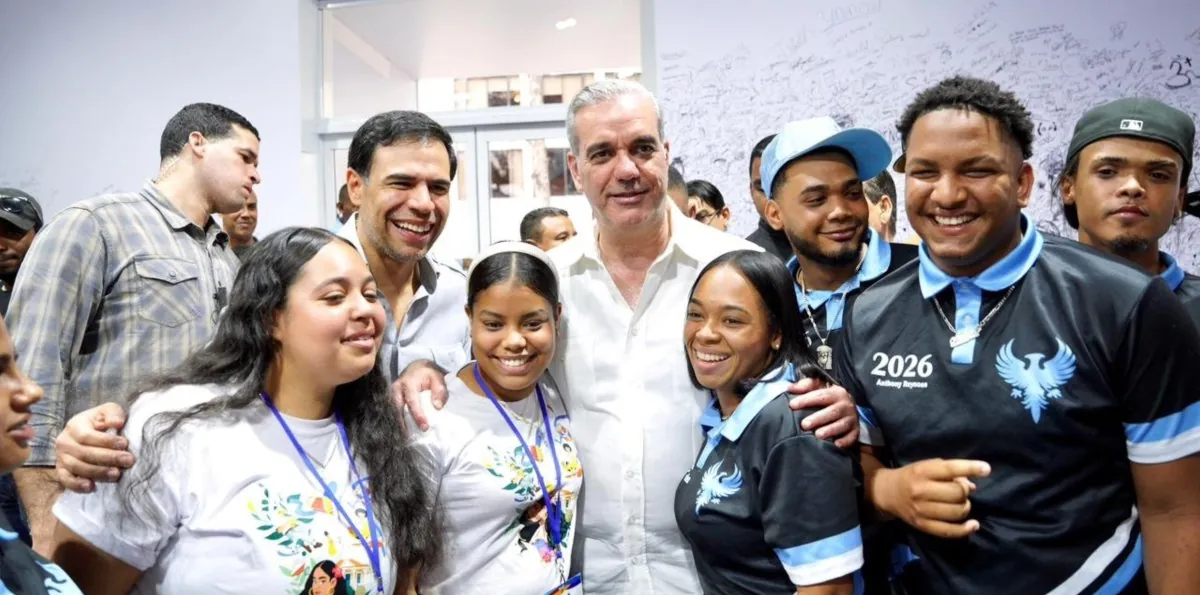 Presidente Abinader recorre Feria del Libro Cibao