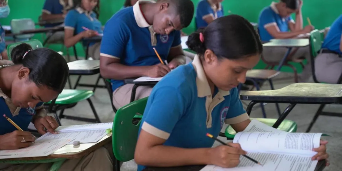 Gobierno garantiza docentes; ADP alerta por falta de aulas