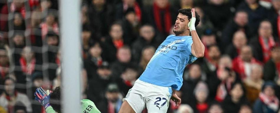El Manchester City remonta, vence al Liverpool y mantiene presión sobre el Arsenal