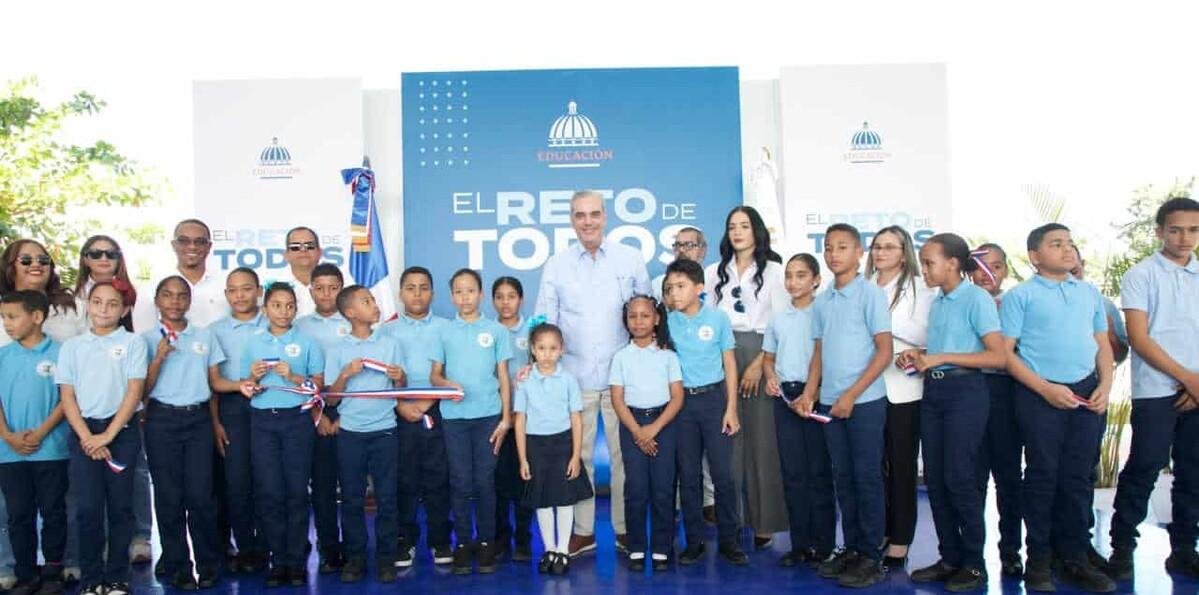 Abinader entrega techados deportivos en Villa Los Almácigos y Monción