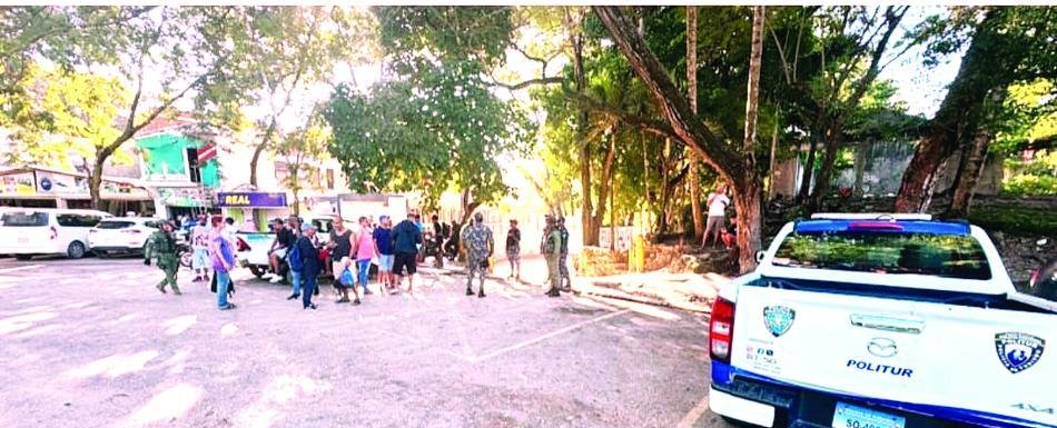 Militares desmantelan casetas en alrededores de la playa de Sosúa