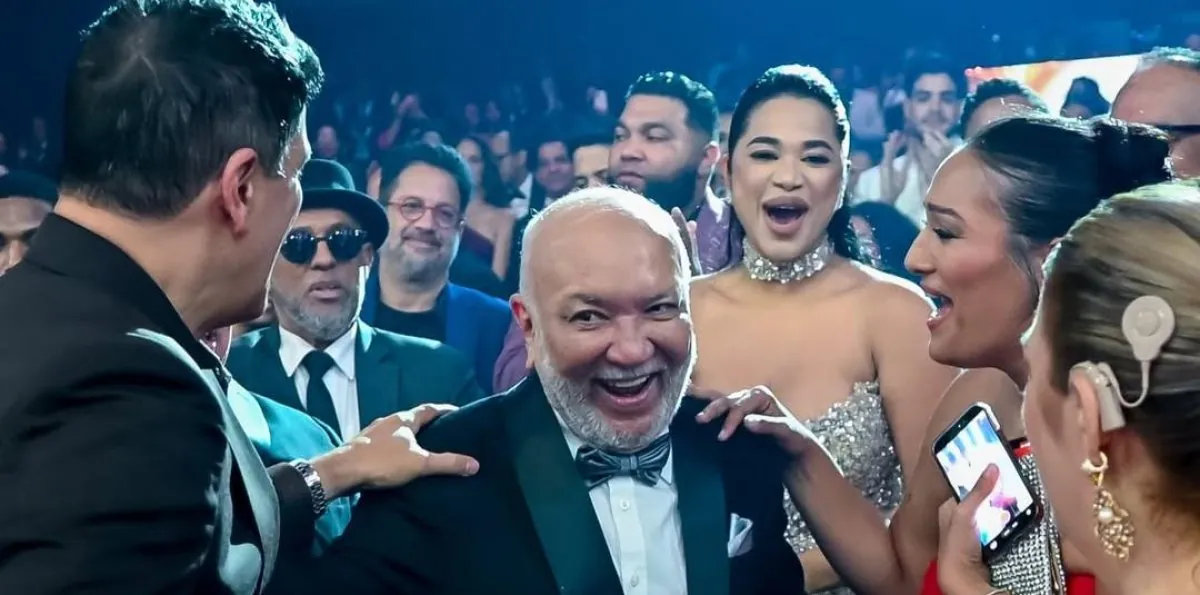 El emotivo momento que protagonizó Jochy Santos al entregar su Gran Soberano a su “premio mayor”