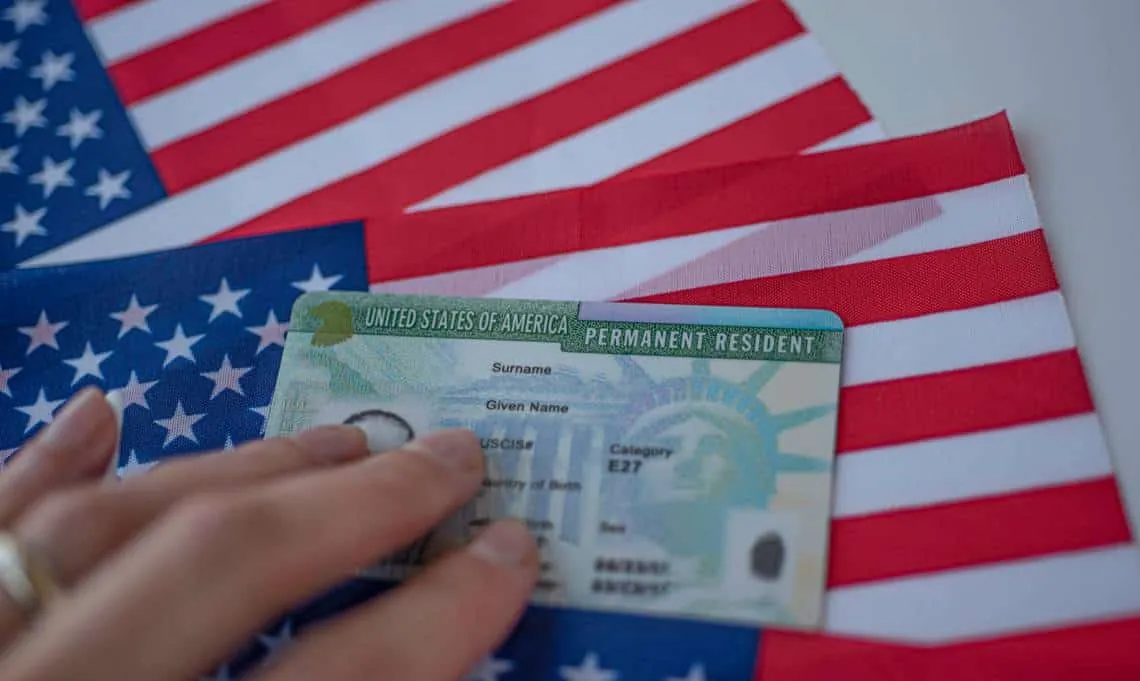 EE. UU. aumenta el veto de préstamos de negocios a inmigrantes y residentes con 'green card'