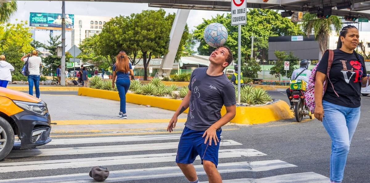 Arte con balón en plena calle, la historia del fútbol libre que busca profesionalizarse