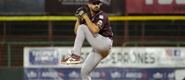 Escogido contrata al relevista Roel Ramírez