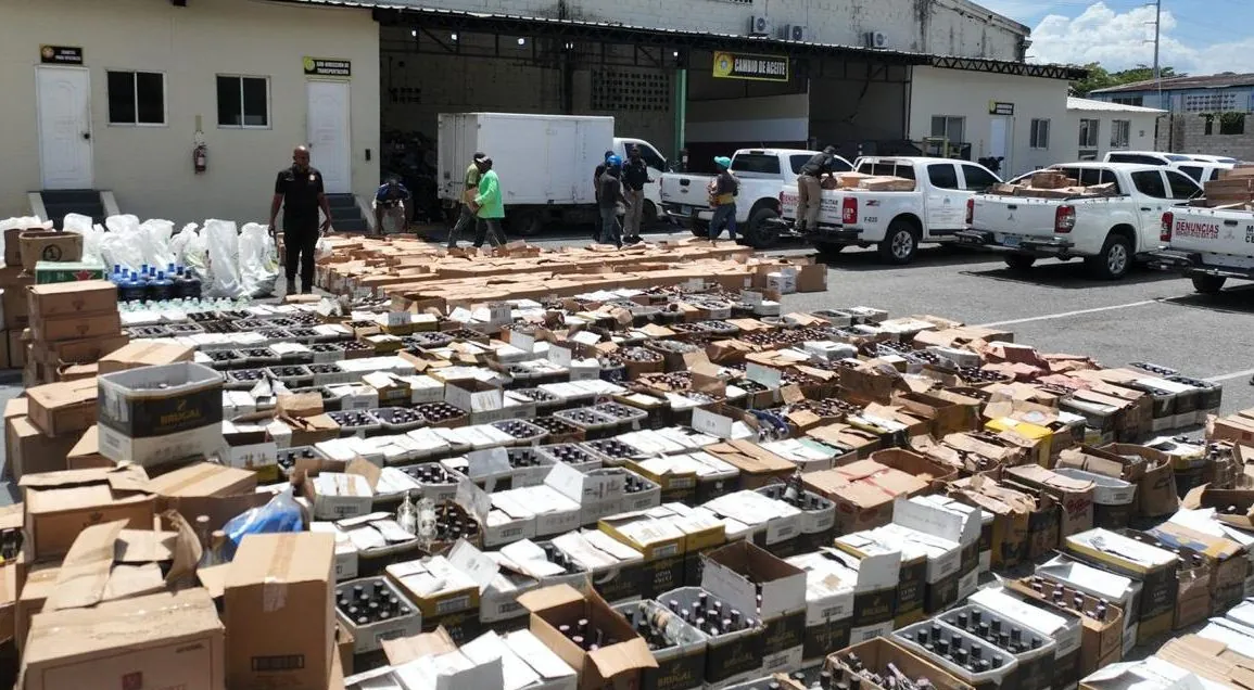 Desmantelan una de mayores fábricas de alcohol adulterado