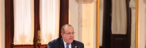 Gobierno explora contratar seguros contra alzas petróleo