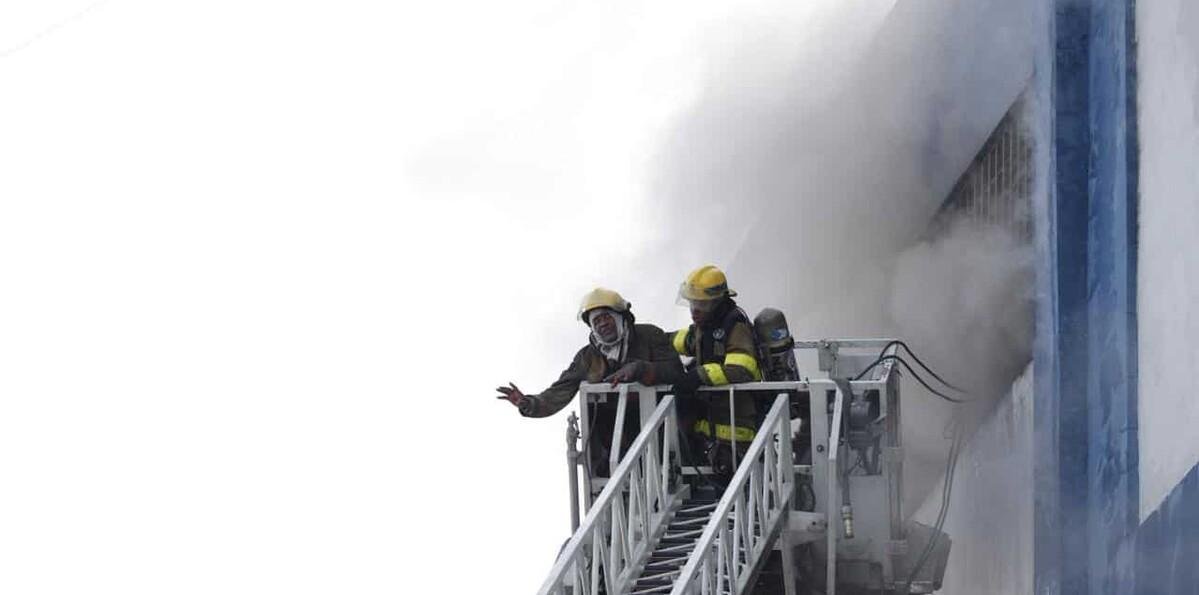 Bomberos tratan de evitar propagación de incendio en edificio de Garrido
