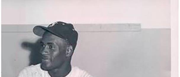 George Sackie lanzó en 1955 con el Santurce