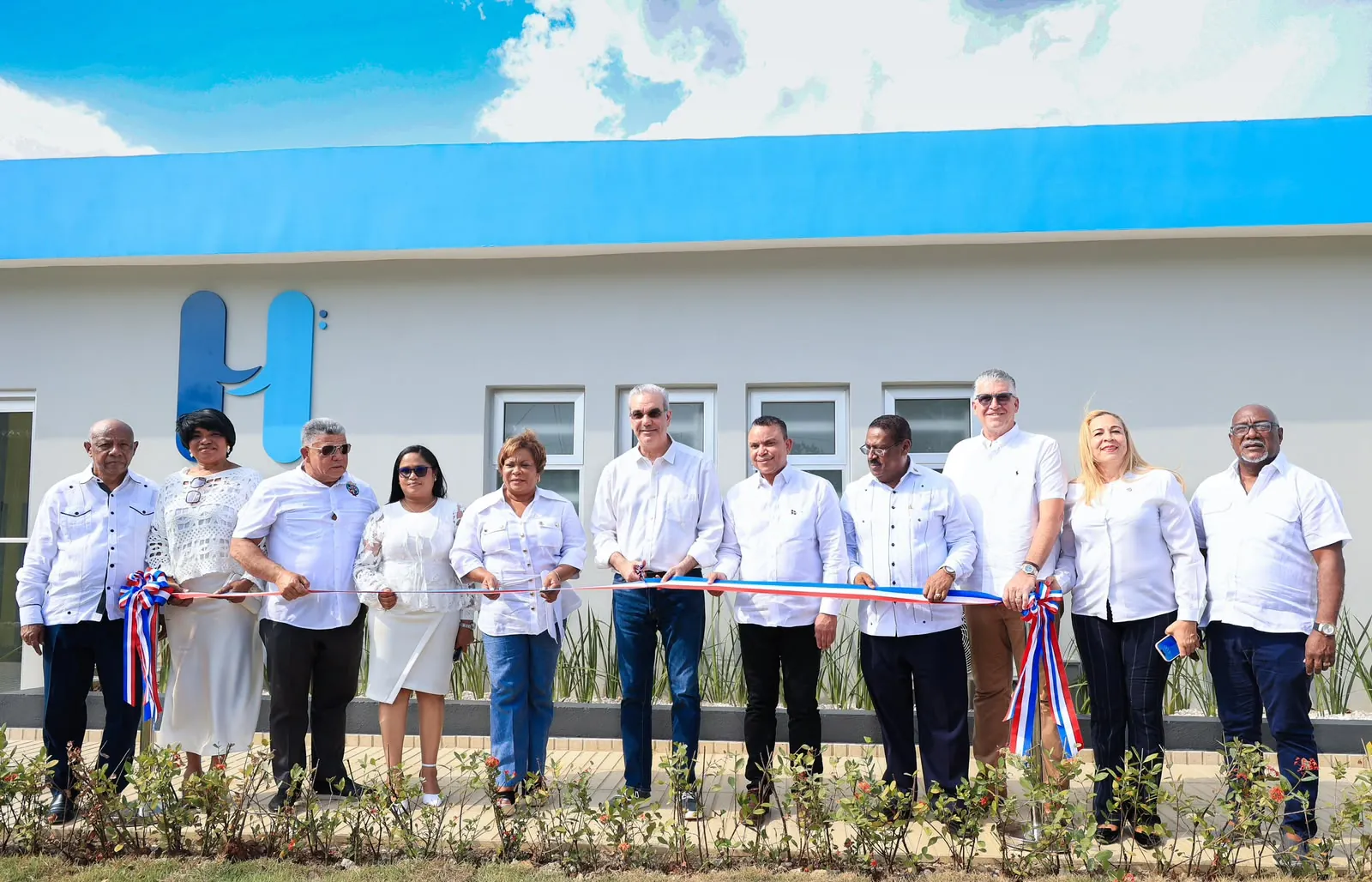 Abinader entrega el remozado hospital de Hacienda Estrella