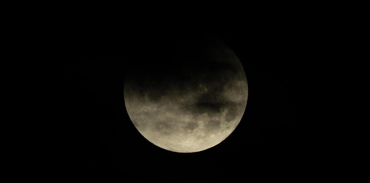 Un eclipse lunar total deja una 'Luna de sangre' desde Japón hasta América