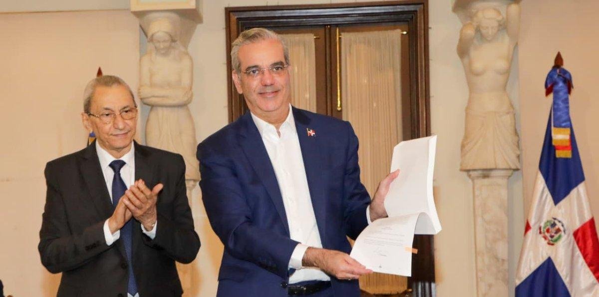 Luis Abinader aprueba reglamento de aplicación de la Ley 47-25 de Contrataciones Públicas