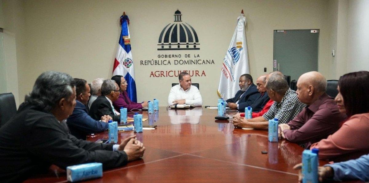 Detallistas niegan alza y escasez pollo, huevos