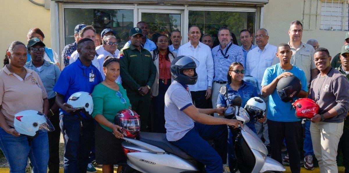 Industrias entregan cascos a motoristas de zona franca