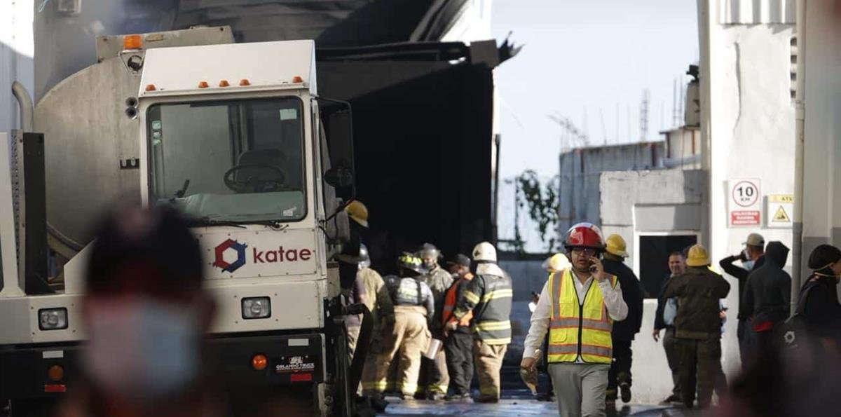 Bomberos han controlado en un 95 % incendio en empresa de plásticos en Haina