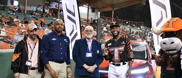 Bryan de la Cruz recibe yipeta JAC JS6 por premio al Jugador Más Valioso