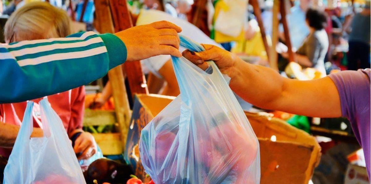 ¿Cómo se preparan los comercios ante la prohibición de entrega de fundas gratuitas?