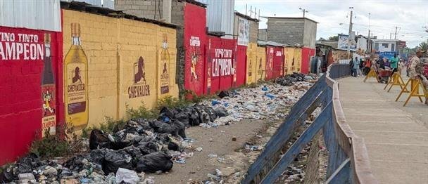 La acumulación de basura y plagas afectan el paso fronterizo de Dajabón