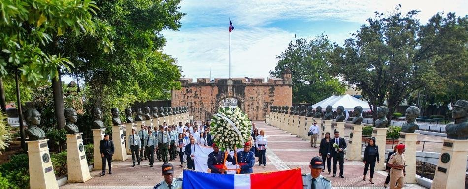 Ofrendas florales en el Mes de la Patria: protocolo, solemnidad y sentido histórico