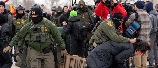 La gobernadora del estado de Maine pide al ICE que muestre órdenes de arresto