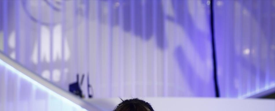 Aitana presenta en Fitur el avión que llevará su nombre con un 'total look black'