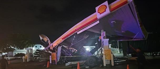 Momento del accidente entre un camión y una yipeta que afectó una estación de gasolina en Santiago