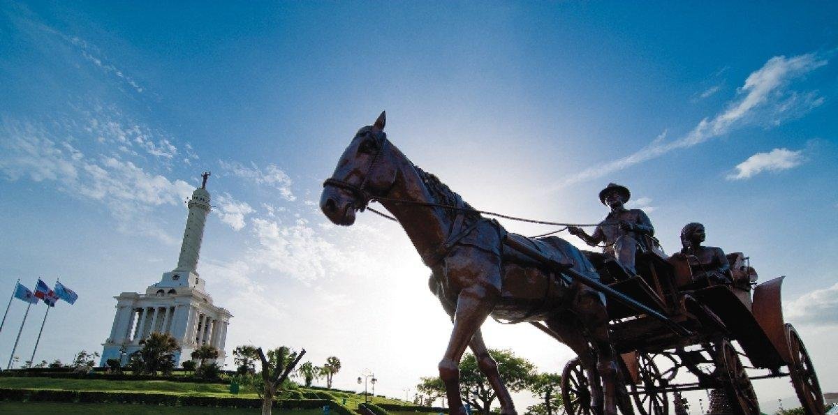 Anuncia lanzamiento de la guía turística destino Santiago 2026