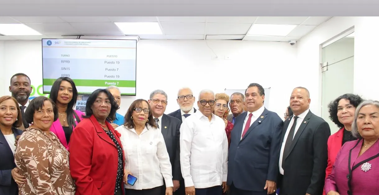 Otorgan pensiones RD$40,000 y seguro médico a 29 notarios RD