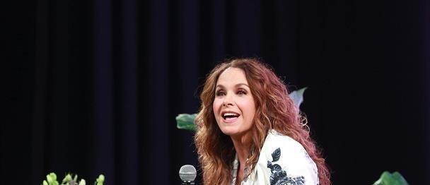La mexicana Lucero celebra 46 años en los escenarios con un viaje musical a sus inicios