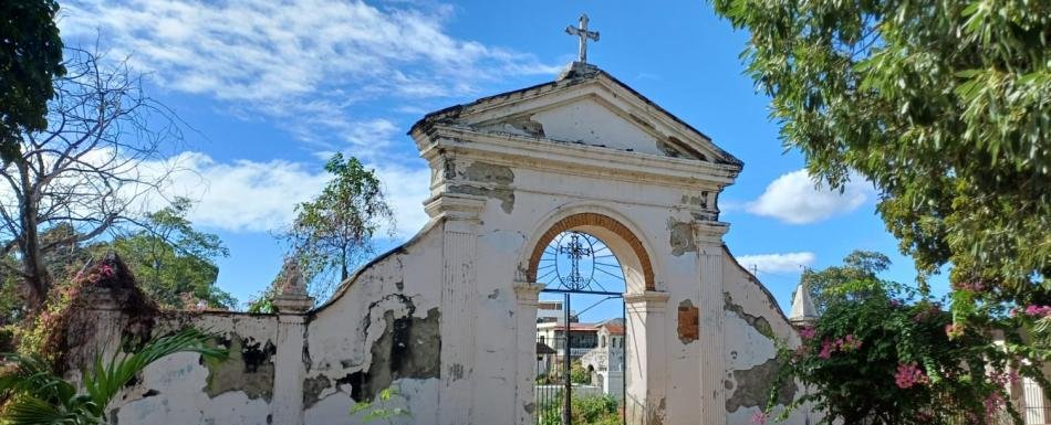 Denuncian abandono del Cementerio viejo de Baní