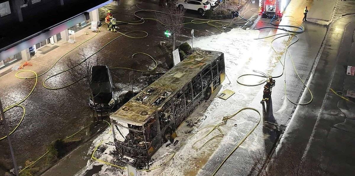 Al menos seis muertos en incendio de autobús en Suiza, policía sospecha de acción intencional