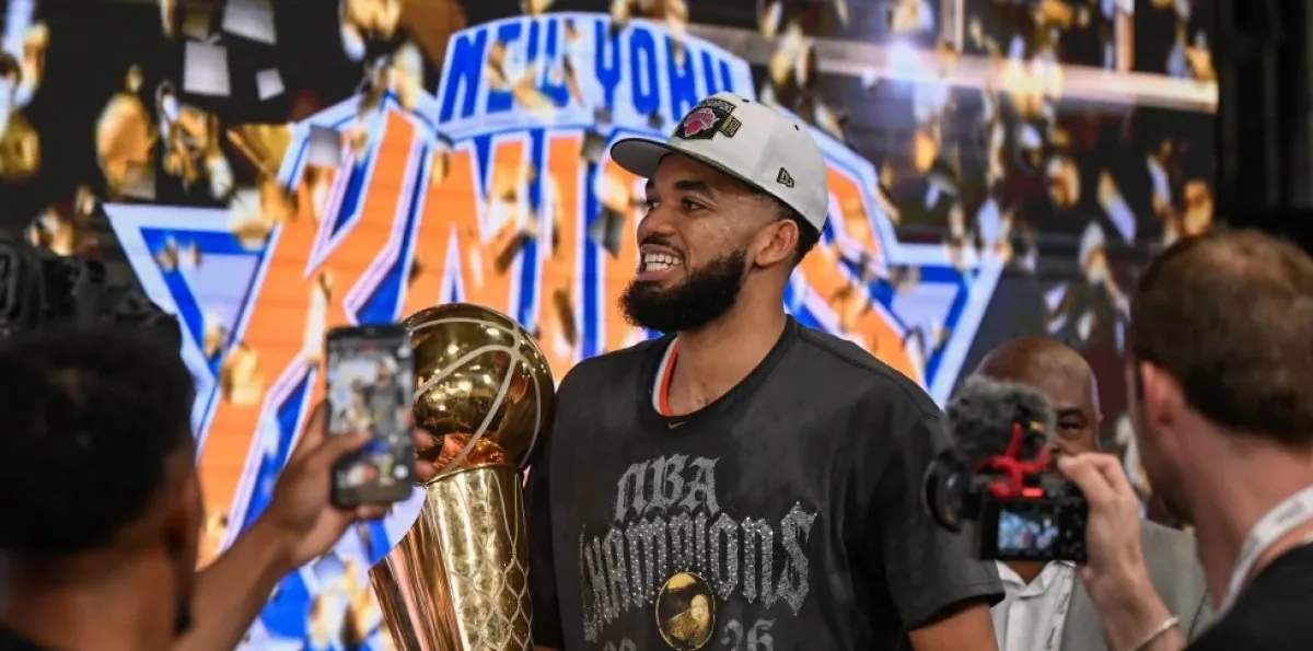 Karl Towns visualiza lejos una extensión con los Knicks