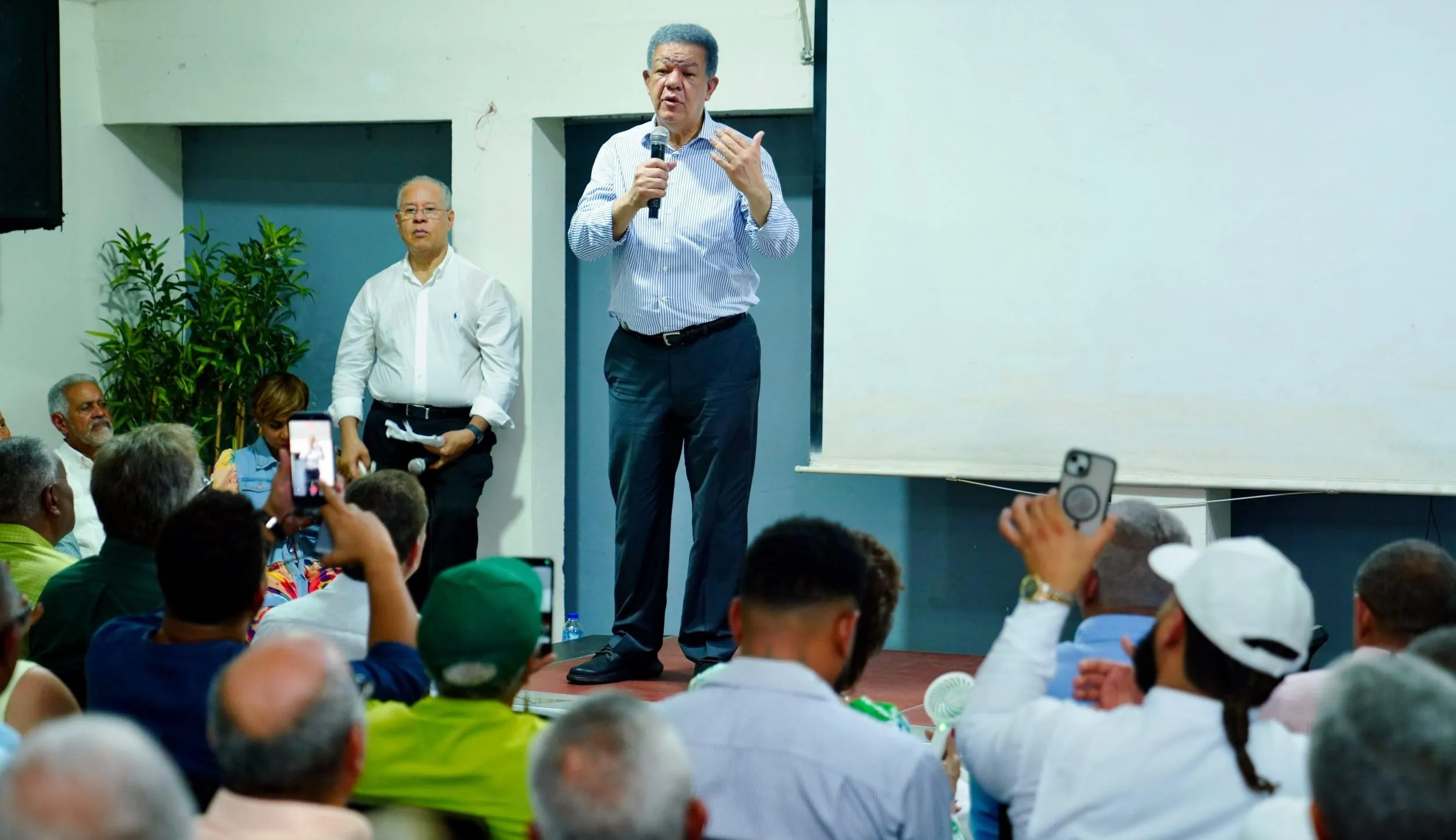 Leonel exige al Gobierno reducir el precio de los combustibles