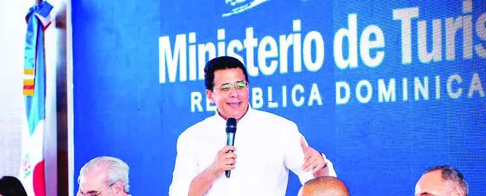 Abinader y Collado entregan remozada playa El Faro en SPM