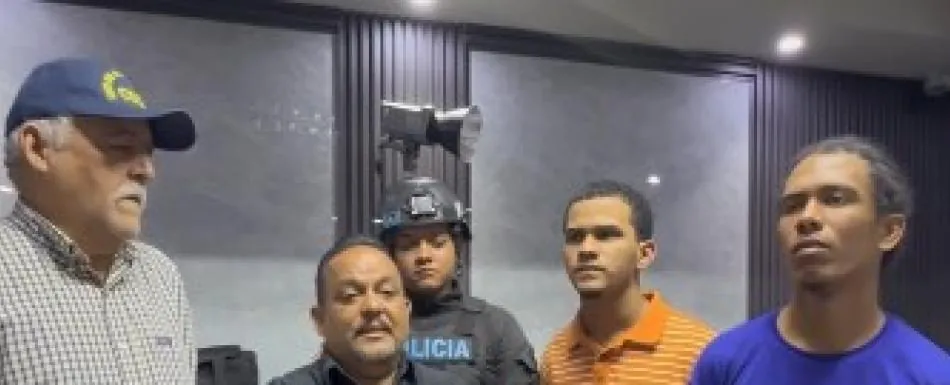 Se entregan dos vinculados a muerte de mayor de la Policía en Villa Juana