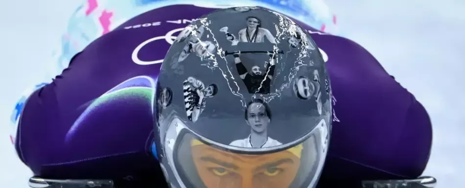 Zelenski justifica uso de casco con fotos de atletas de Ucrania muertos en guerra contra Rusia