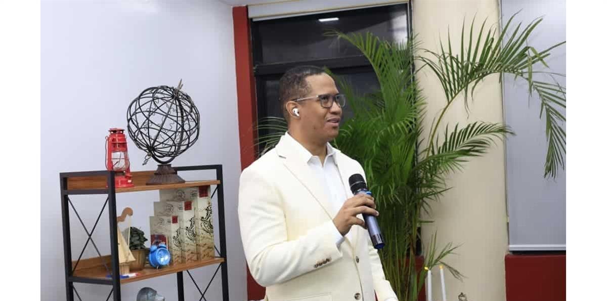 Belié Beltrán presenta la revista literaria "Minúsculas"