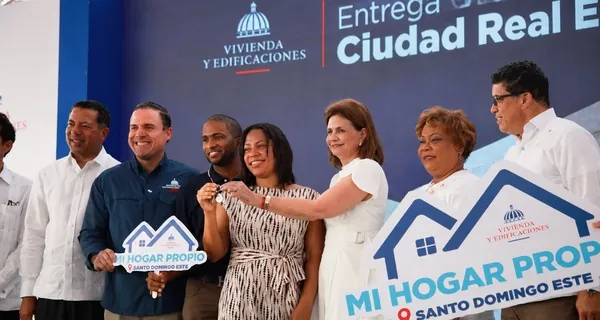 Gobierno inaugura plantel escolar y entrega 836 apartamentos