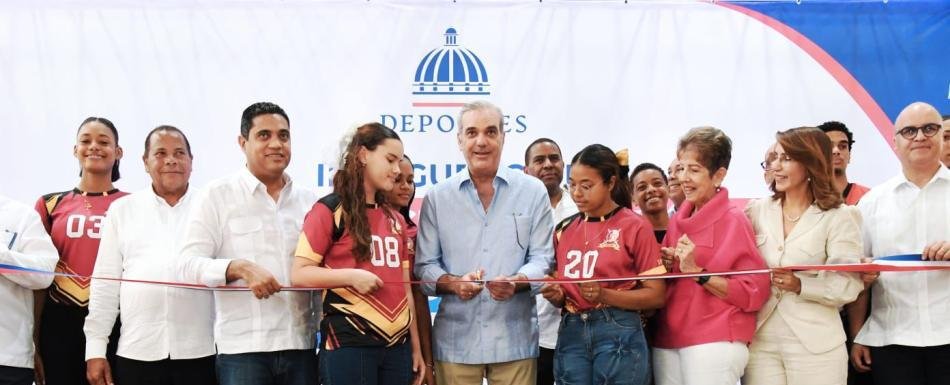 Abinader y ministro de Deportes Kelvin Cruz dejan inaugurados dos Polideportivos en Puerto Plata