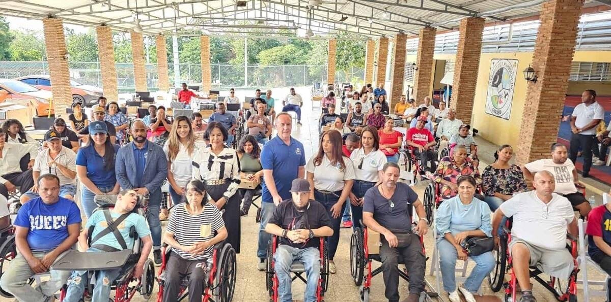 Fundaciones Wheelchair y Cruz Jiminián entregan sillas de rueda en Puerto Plata y Santiago