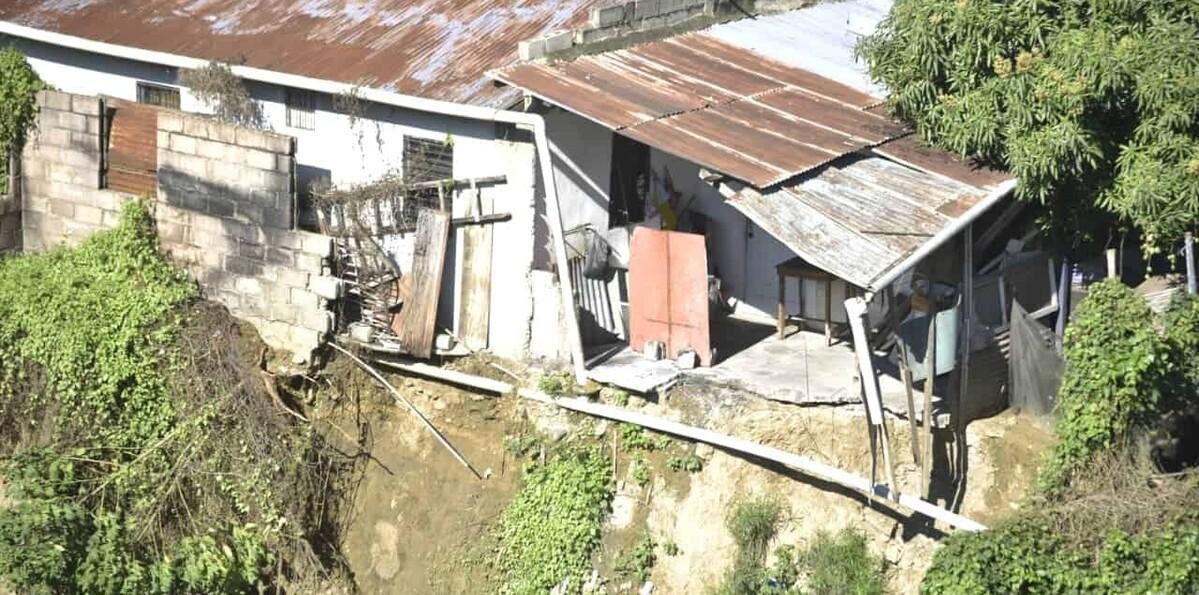 Residentes en localidad de Santiago alertan sobre el riesgo de colapso de sus viviendas
