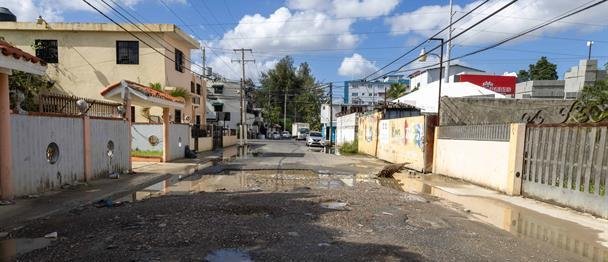 Residentes del Ensanche Quisqueya exigen reparación urgente de calles llenas de hoyos
