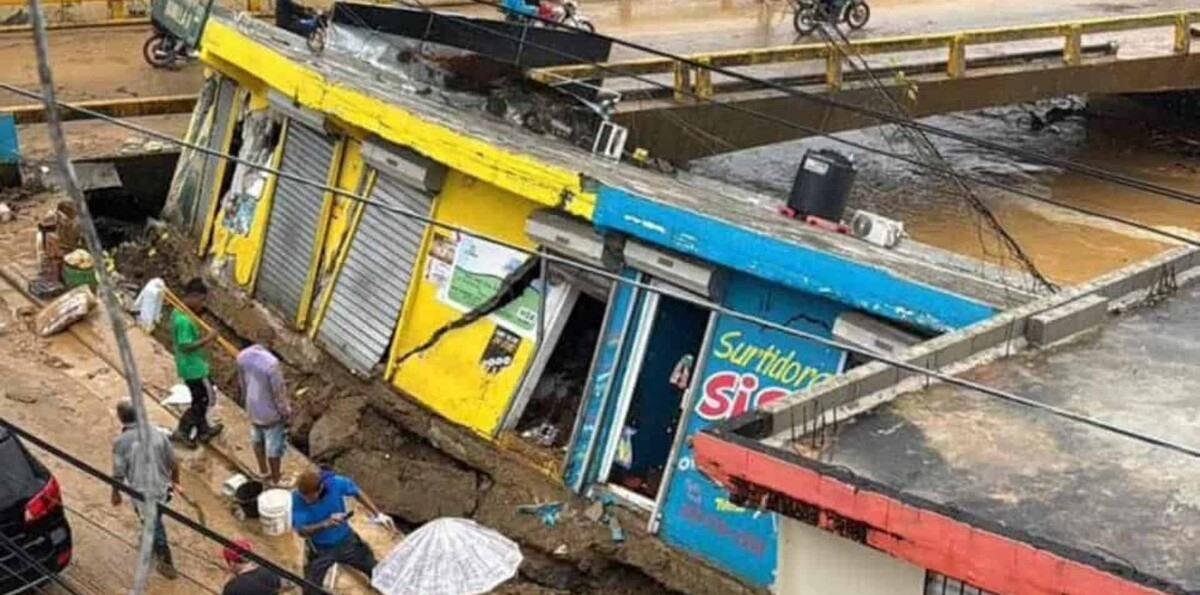 Familias intentan rescatar lo poco que quedó tras inundaciones en Gaspar Hernández