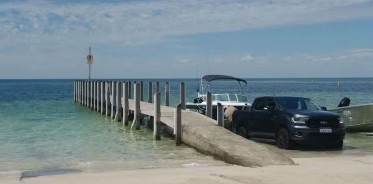 Adolescente nada por horas para salvar a familia perdida frente a costa de Australia